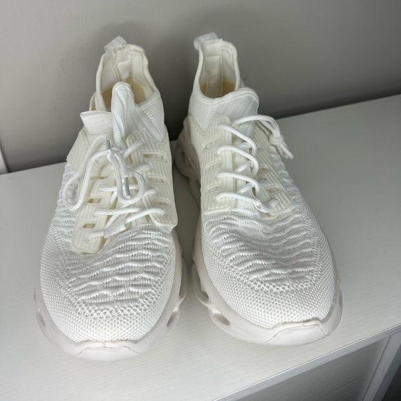 White fashion tennis shoes. Brand New!! Size 42. Light weight running. - Picture 6 of 7